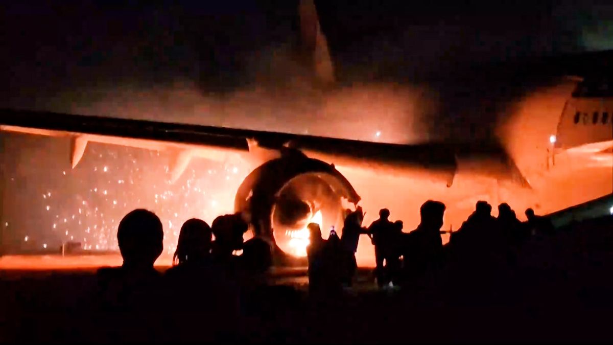 Obrovské štěstí: Záběry ukazují evakuaci hořícího japonského letadla
